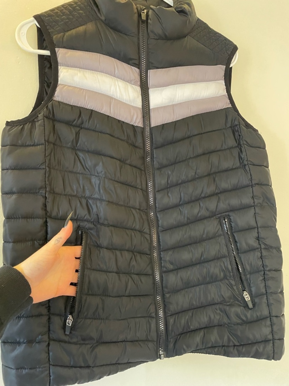 Fabletics Black Quilted Puffer Vest Gray White Chevron Active Yoga Comfy Light - Picture 9 of 16